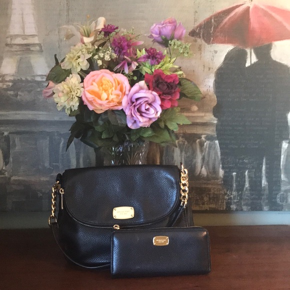 Michael Kors shoulder bag/wallet gently used/clean - Picture 1 of 8